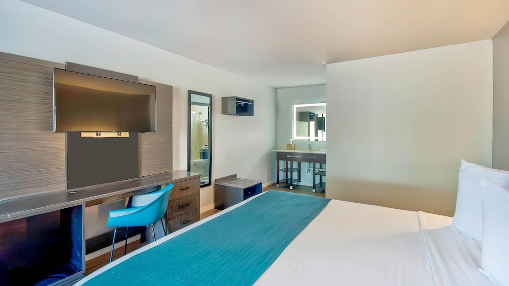 Motel6 Louisville, KY - Airport - Fair Expo 19/26