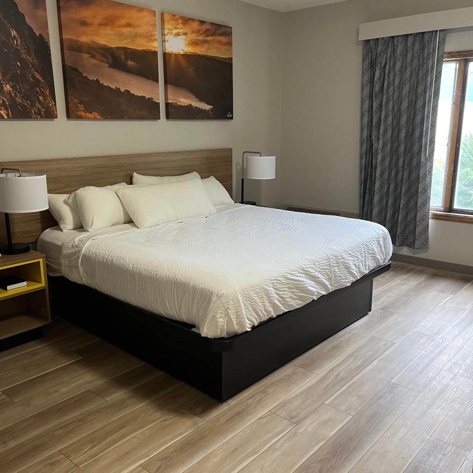 غرفة بسرير كينج بحوض استحمام لذوي الإعاقة، Days Inn by Wyndham Hutchinson 3/9
