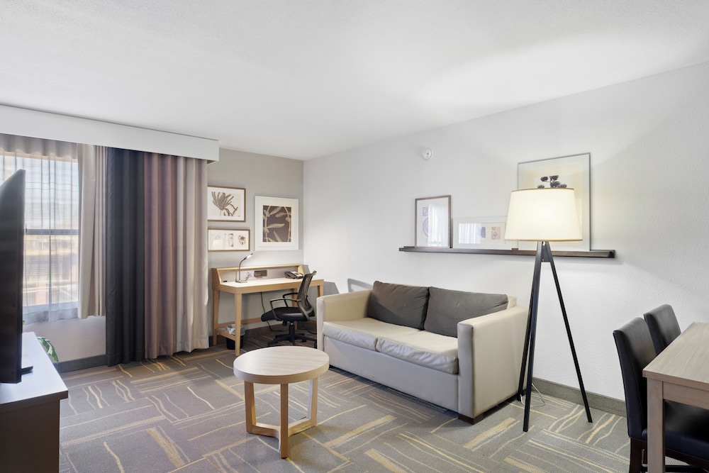 GreenTree Inn and Suites Phoenix Sky Harbor 44/65