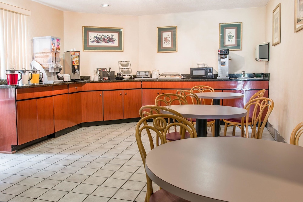 Days Inn By Wyndham Flint/Bishop International Airport 25/41