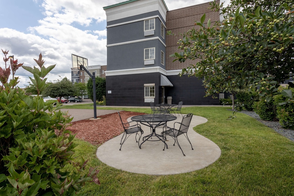 GrandStay Hotel and Conference 47/49
