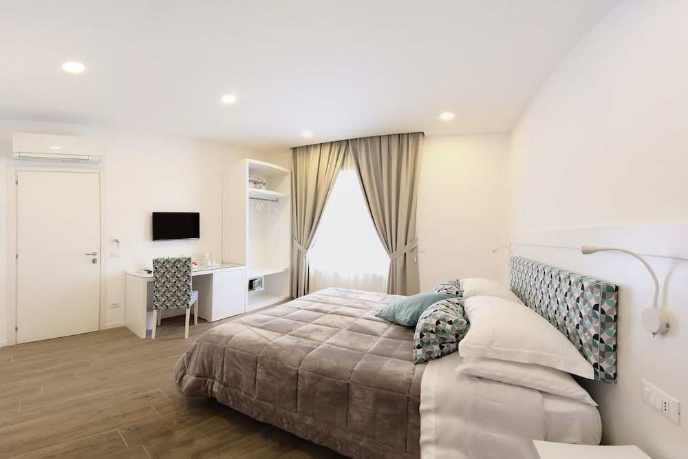 ROOM, DOUBLE OR TWIN BED