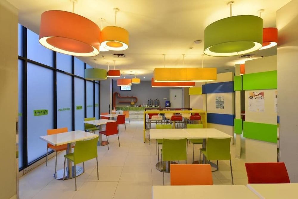 Pop Hotel Bsd City Tangerang 22/39