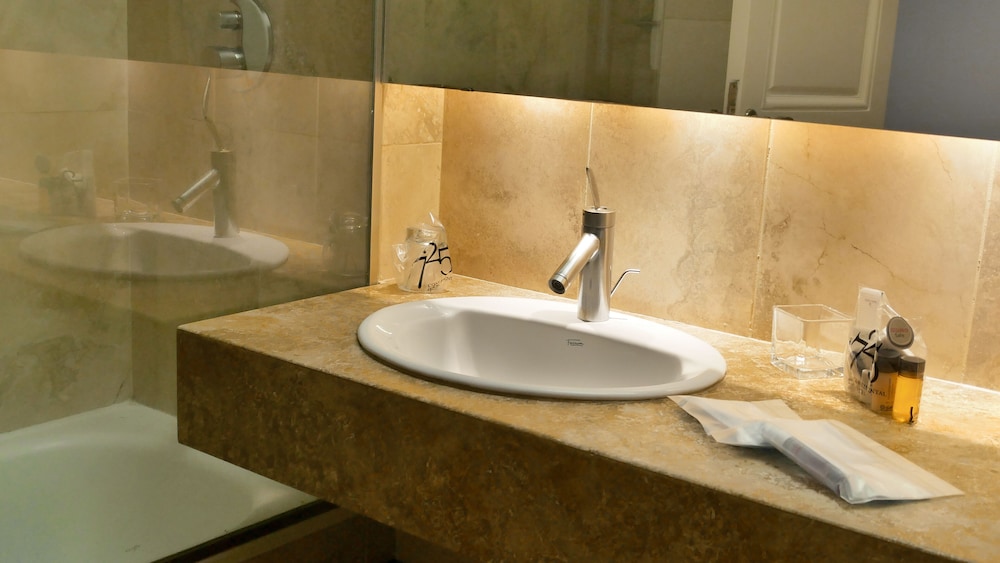 725 Continental Hotel 24/55