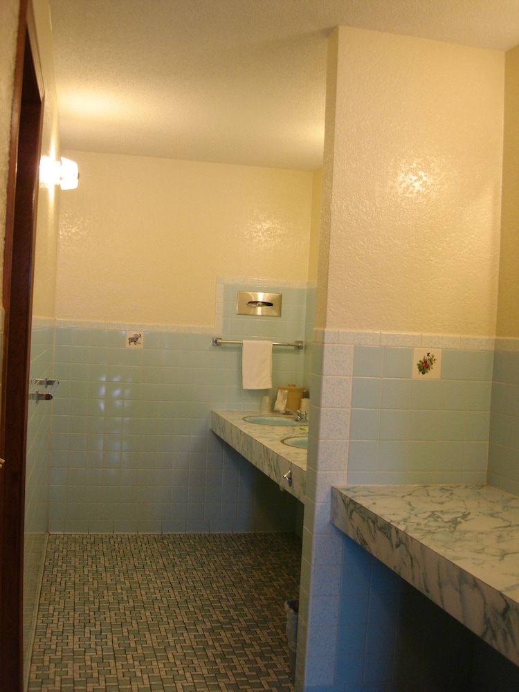 Nevada Inn 19/27