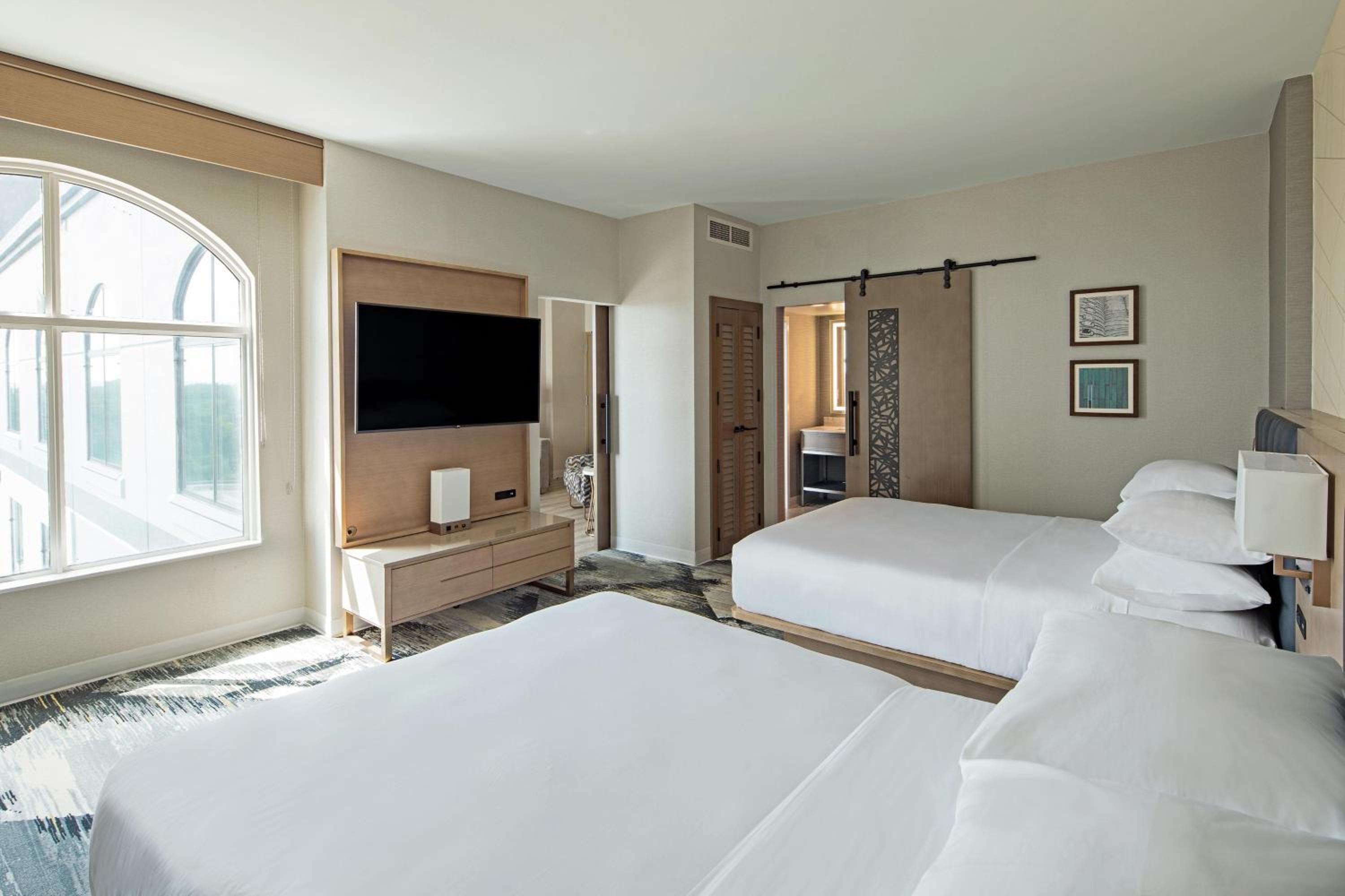 Suite, 2 Queen Beds, Sofa, Club Floor