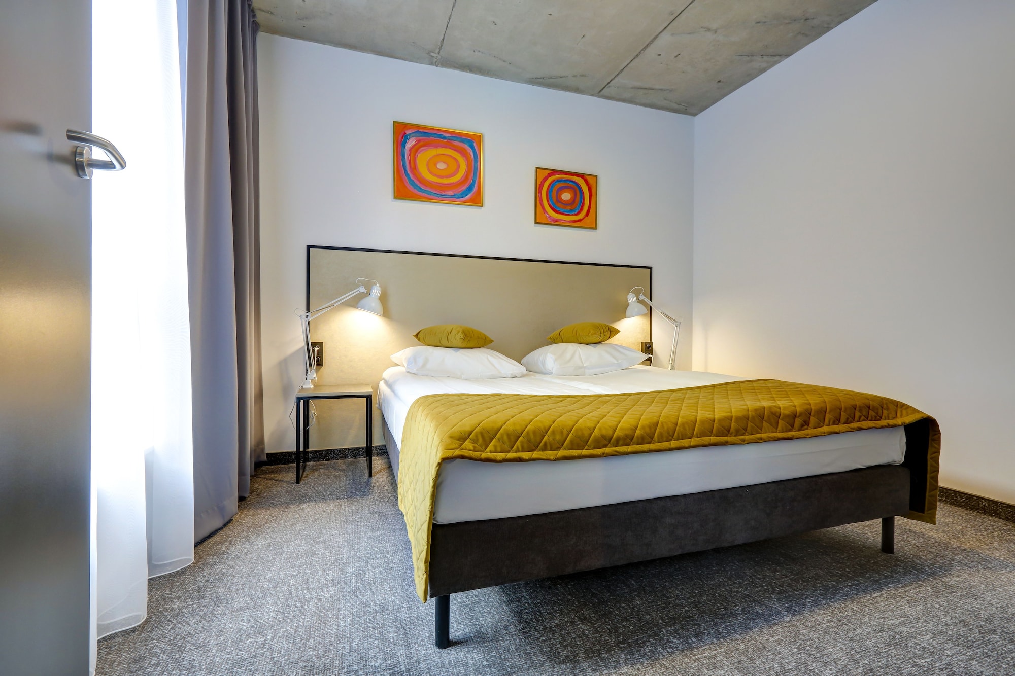 COMFORT, QUEEN BED