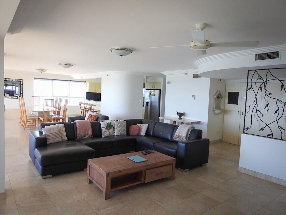 Zenith Ocean Front Apartments 25/50