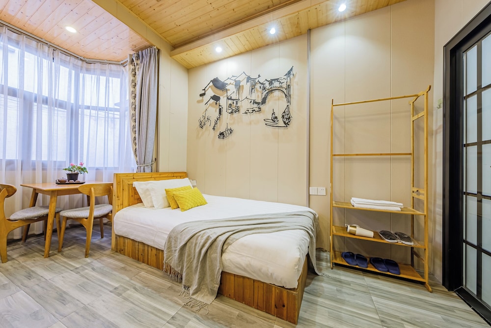 Mezzanine, Loft, Family, Queen Bed, Balcony