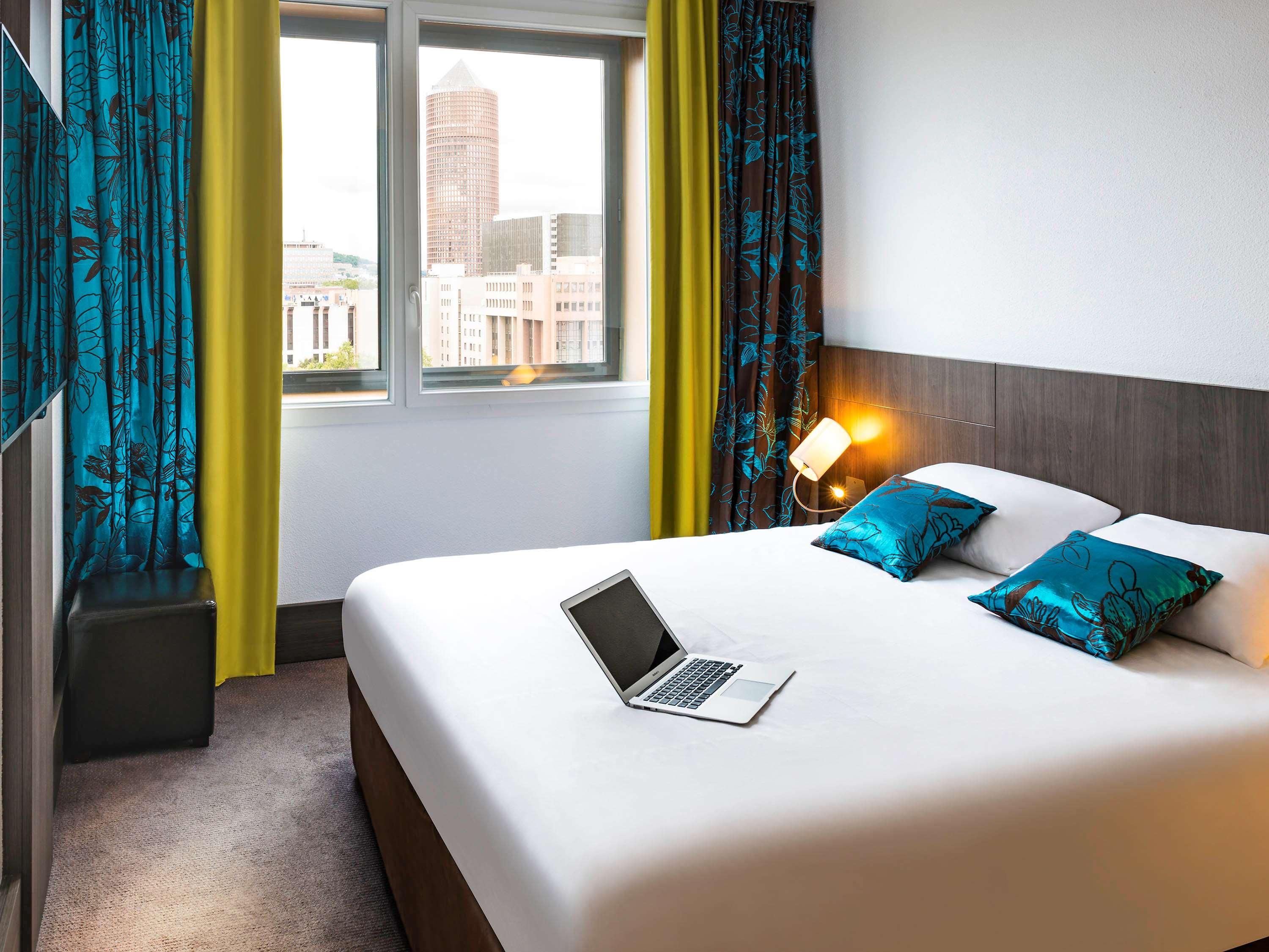 STANDARD, QUEEN BED