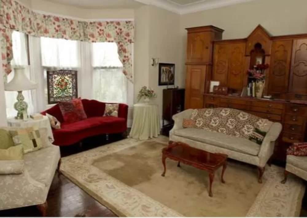 Six Acres Bed Breakfast 20/33