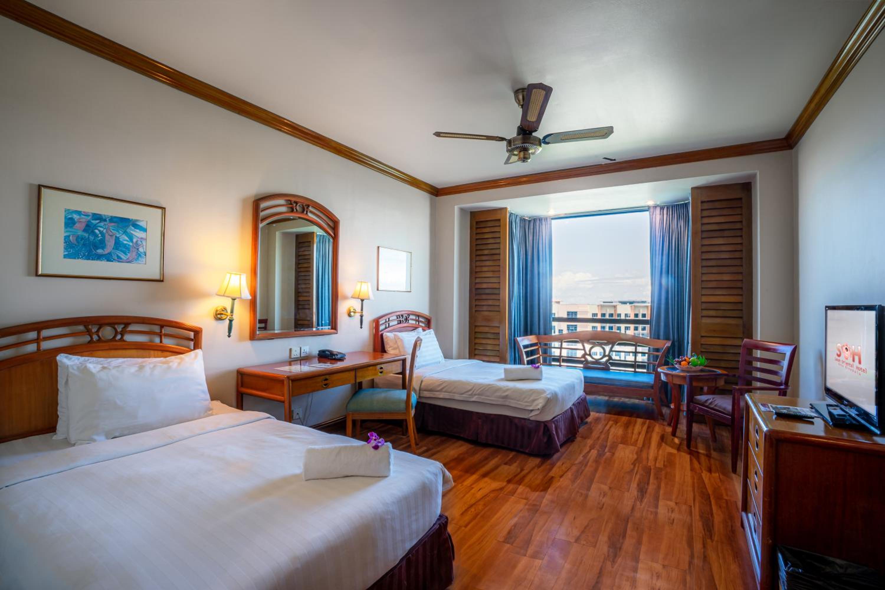 DELUXE, KING BED