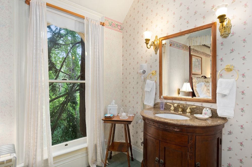 The Gables Wine Country Inn 50/50