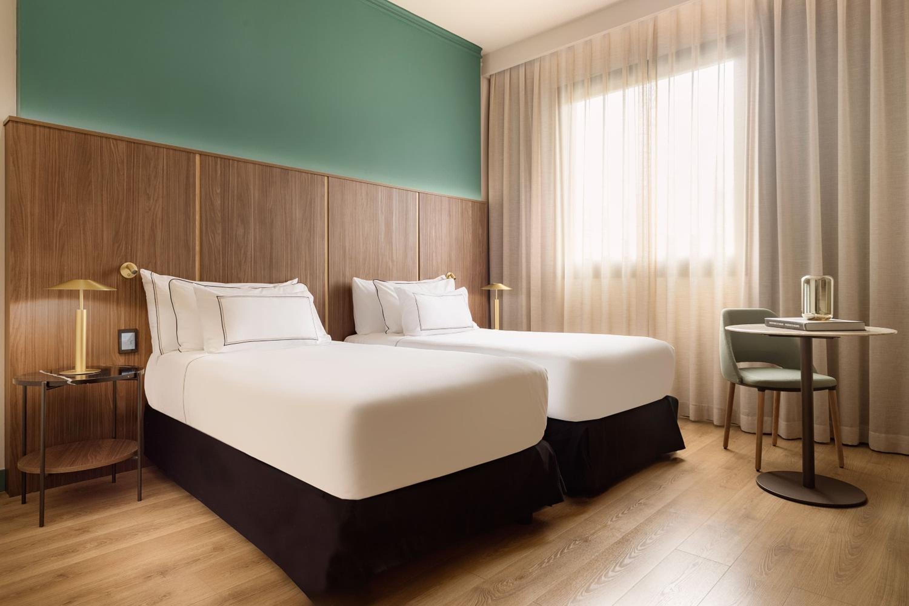 Connecting, Melia, Queen and Twin Beds