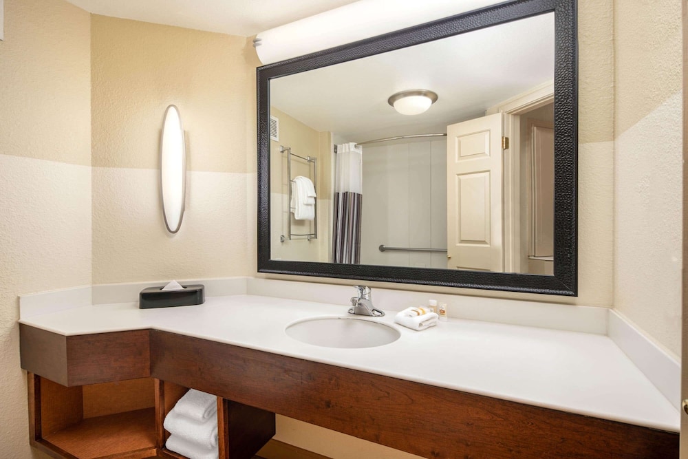 La Quinta Inn & Suites by Wyndham Atlanta Ballpark/Galleria 63/64