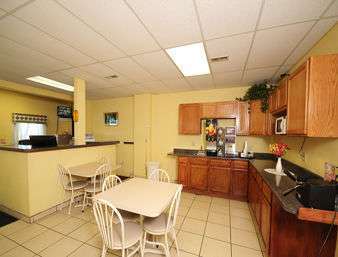 Super 8 by Wyndham Yankton 3/4