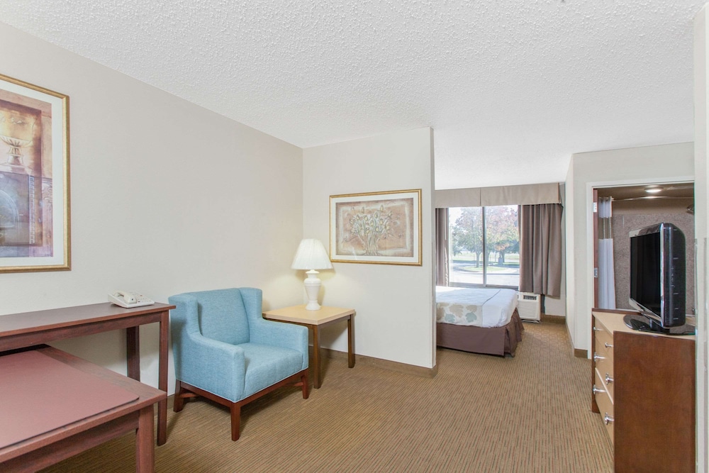 Hawthorn Suites By Wyndham Midwest City Tinker Afb 19/45
