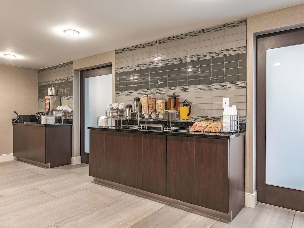 La Quinta Inn and Suites by Wyndham Portland 11/50