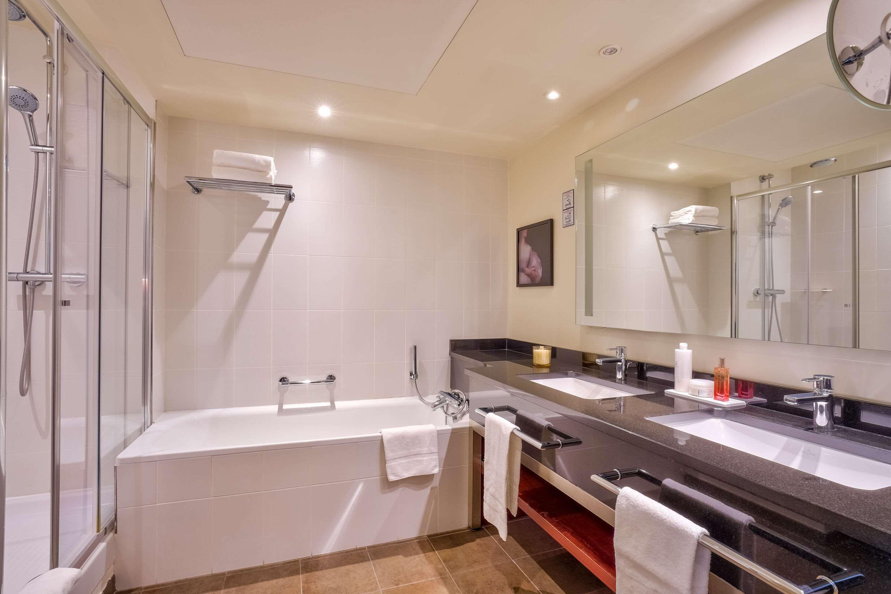 Upgrade, King Bed، Clarion Paris CDG Airport 3/3