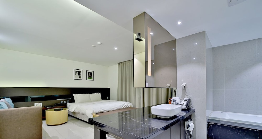 Golden Hotel 26/46