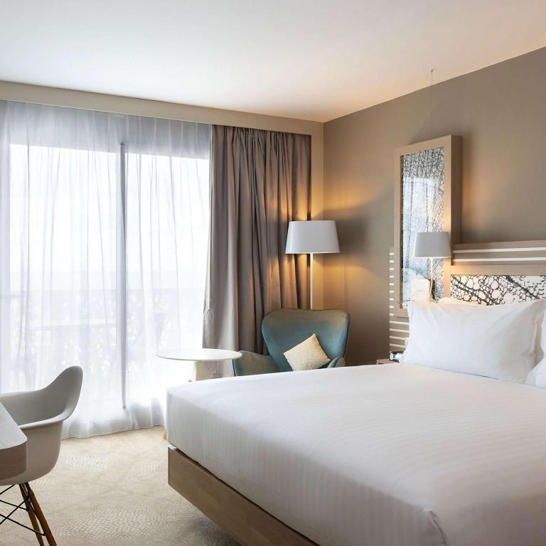JUNIOR SUITE, QUEEN BED, BALCONY