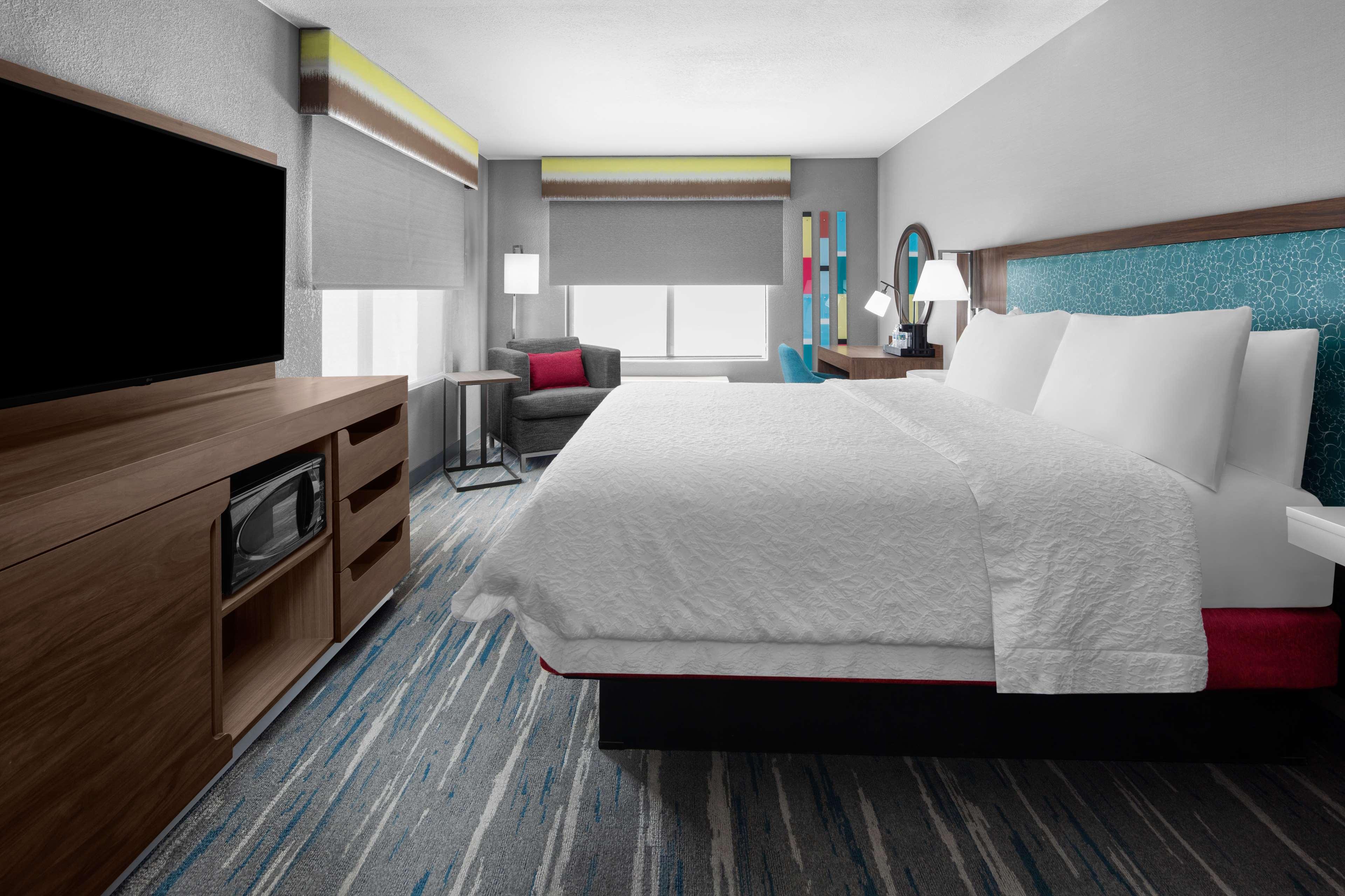 STUDIO, SUITE, KING BED, JETTED TUB