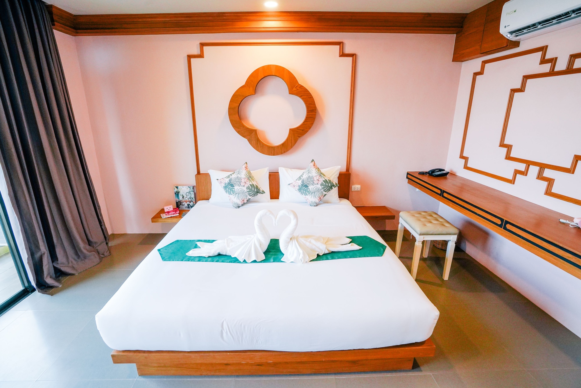 غرفة ثلاثية بسرير فردي وسريرين كوين بإطلالة على المسبح، ROYAL PINEAPPLE HOTEL a welcome to wealth and good fortune 8/11