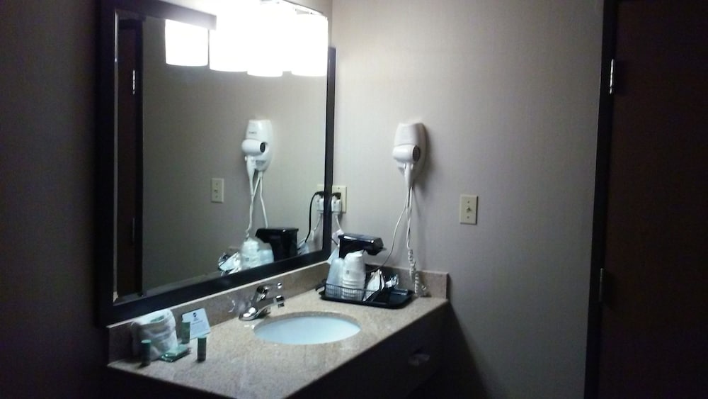 MHO INN and SUITES 7/48