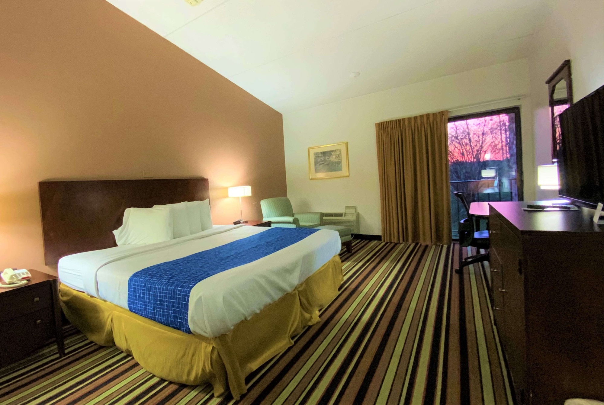 جناح استوديو تنفيذي بسرير كينج بغرفة نوم واحدة، Travelodge By Wyndham Wytheville 3/6