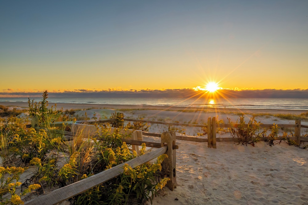 Drifting Sands Oceanfront Hotel 63/70