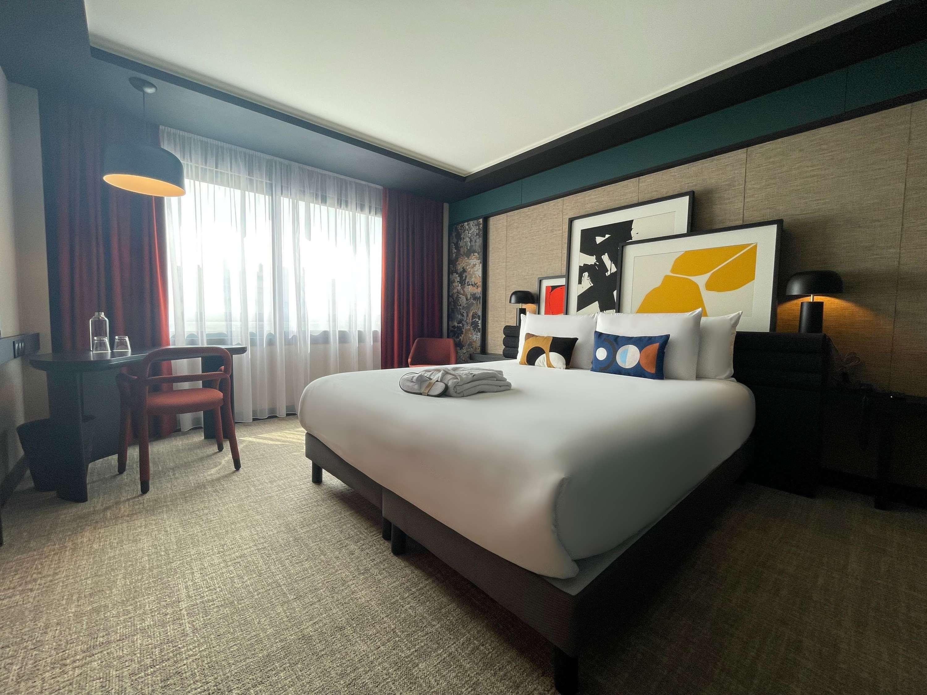 ROOM, DOUBLE BED