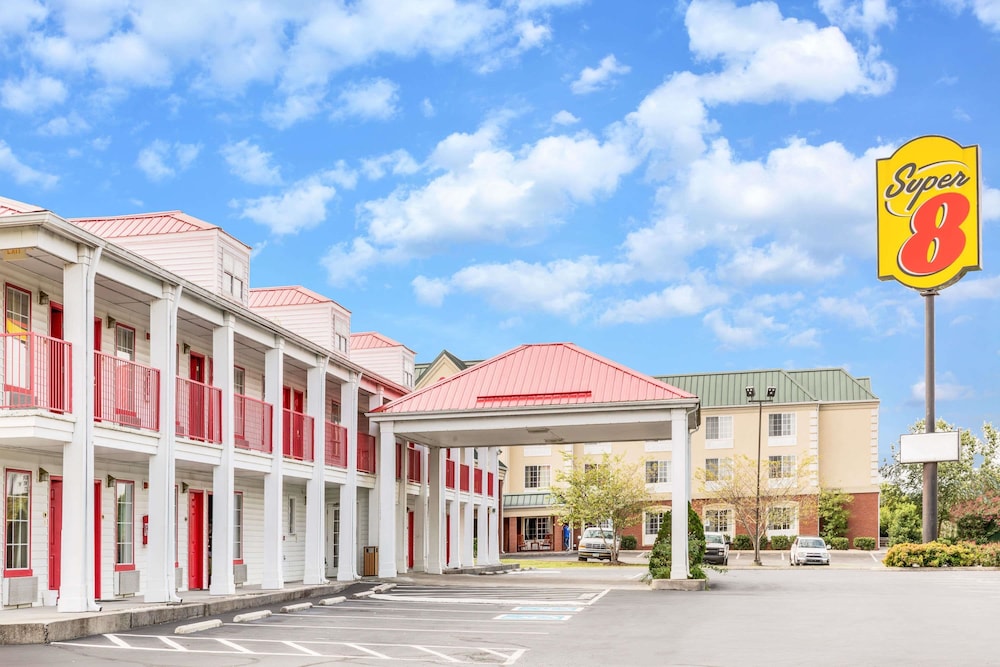 Super 8 by Wyndham Clinton 1/17