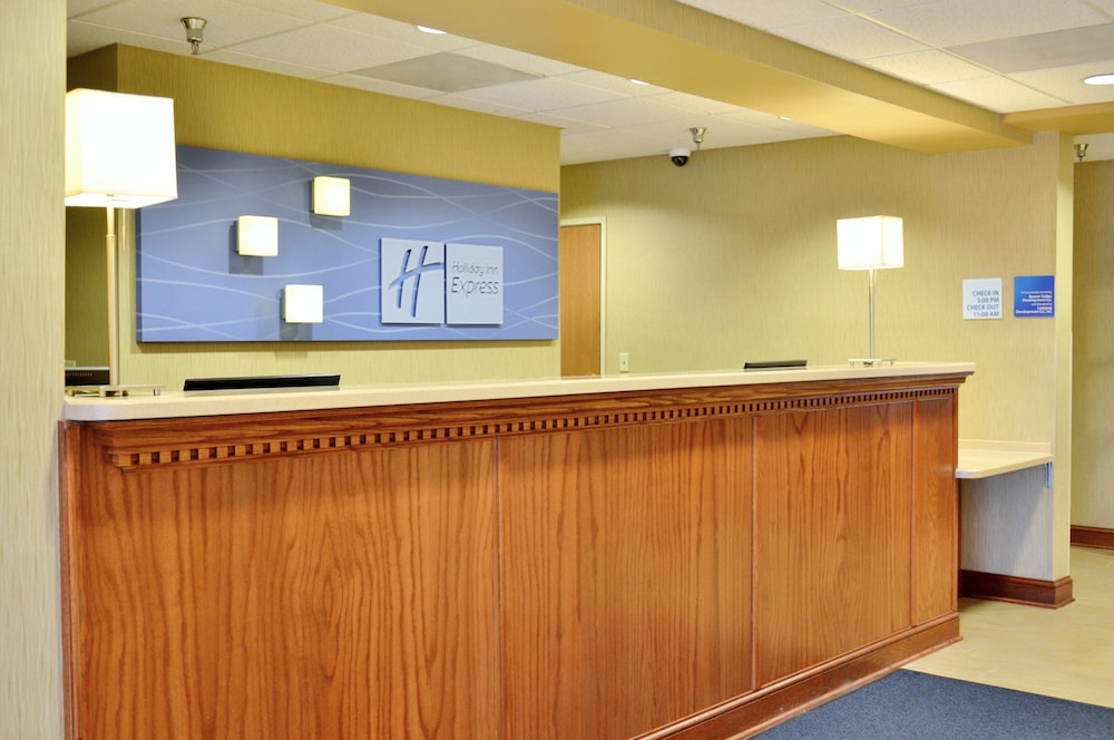 Holiday Inn Express Suites Center Township 1/78