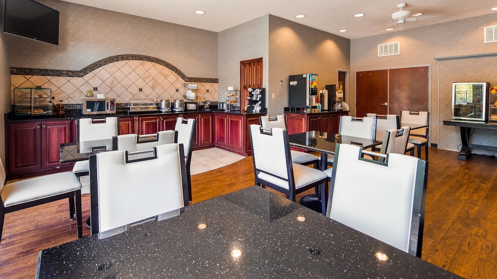 Best Western Plus Two Rivers Hotel & Suites 33/35