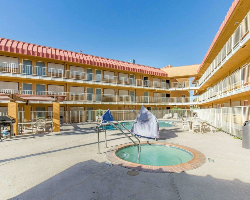 Quality Inn Needles, CA 25/34