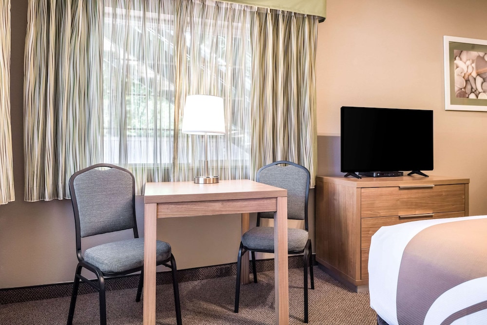 Quality Inn & Suites Bainbridge Island 32/62
