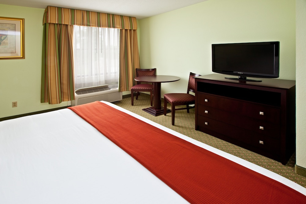 Holiday Inn Express Hotel Suites Scottsburg 26/57