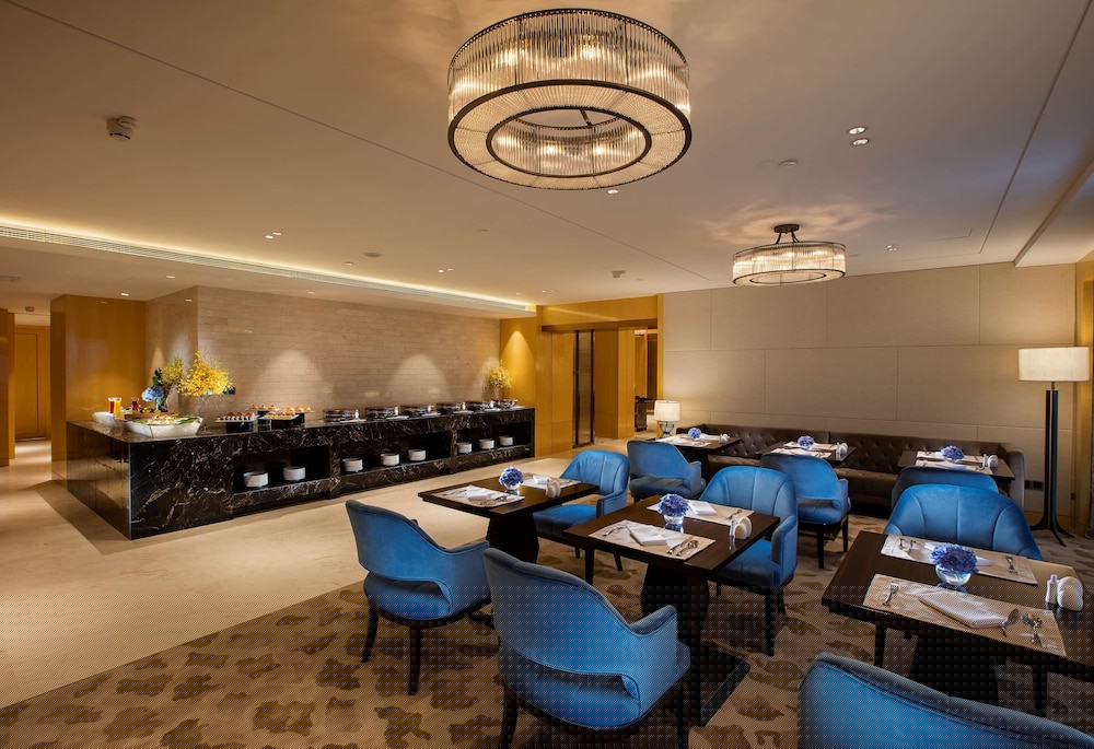 HILTON WUHAN RIVERSIDE 55/79