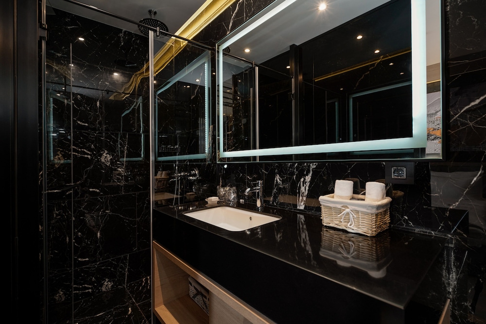 Maccani Luxury Suites 80/85