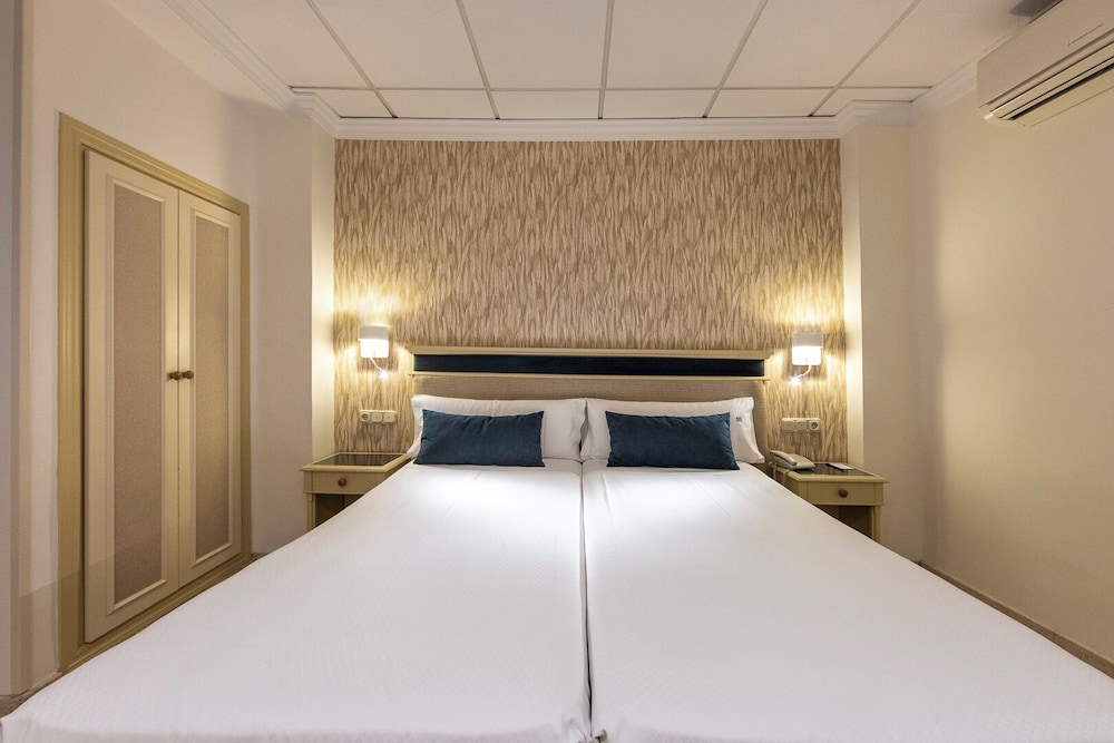ROOM, TWIN BEDS