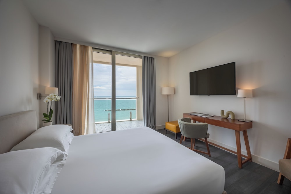 جناح سوبيريور بسرير كوين بإطلالة على البحر مع أريكة، Excelsior Hotel, Spa & Lido 4/10