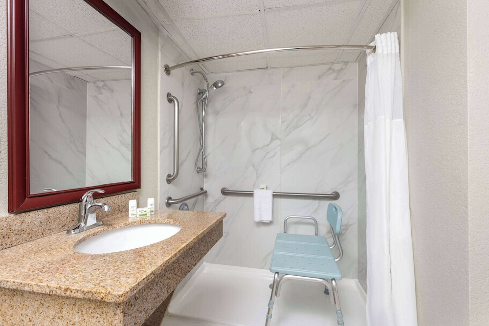 Wingate by Wyndham Kansas City 61/63