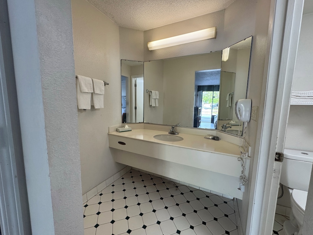 Super 8 by Wyndham Savannah 46/51