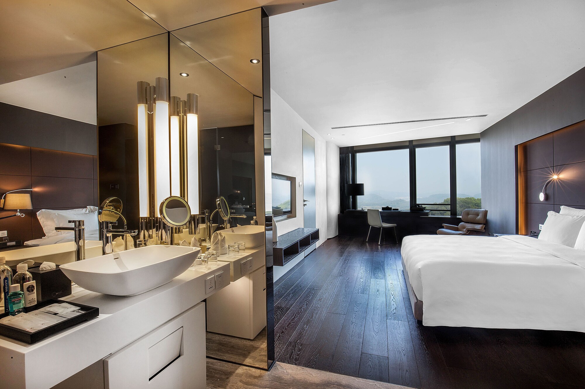 1 BEDROOM, SUITE