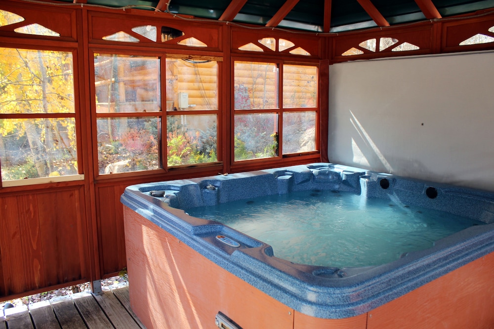 Spirit Lake Lodge and Snowmobile Rentals 28/63
