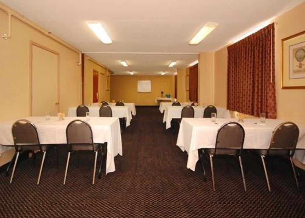 Econo Lodge Inn & Suites Waterloo Downtown 25/30