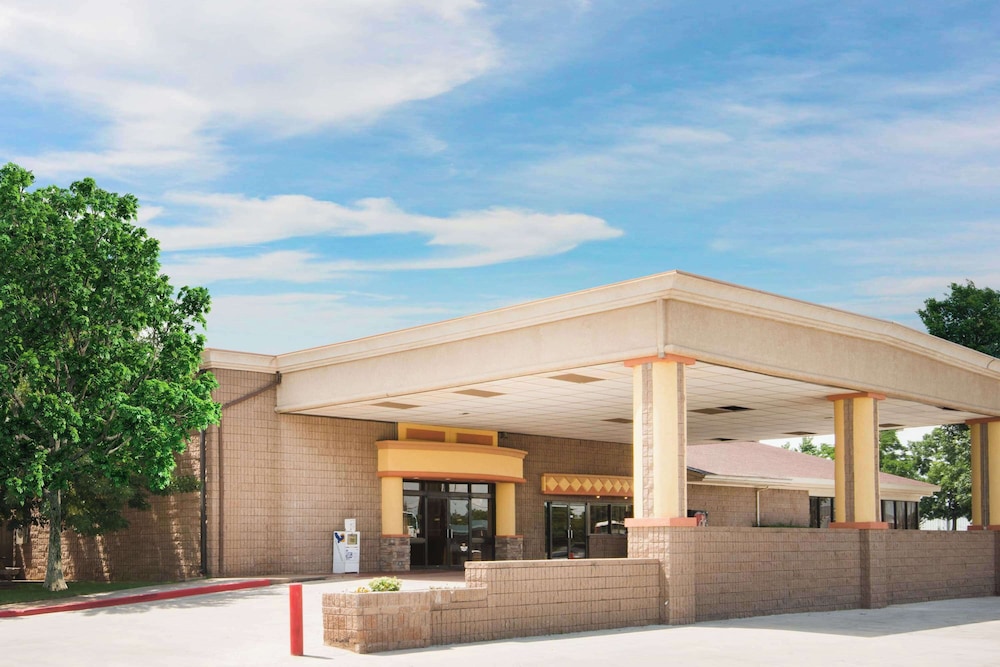 Travelodge by Wyndham Enid 1/40