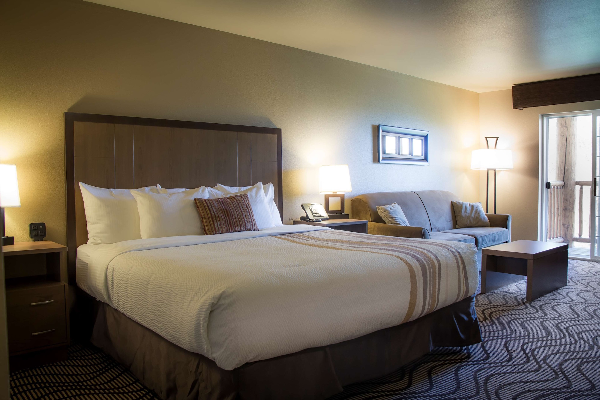 غرفة قياسية بسرير كينج بحوض جاكوزي، Best Western Plus Riverfront Hotel And Suites 9/10