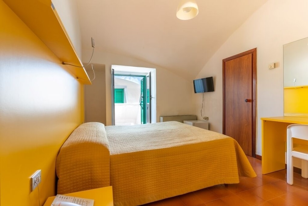 Standard, Queen Bed