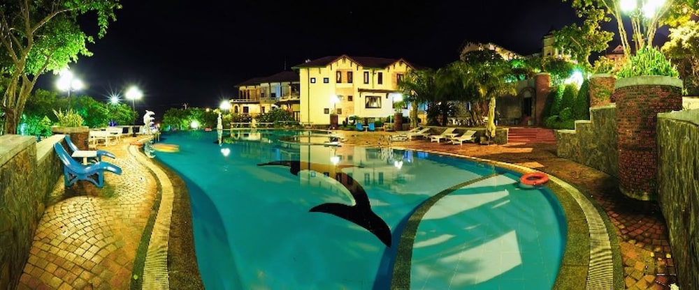 Beachfront Hotel 3/57